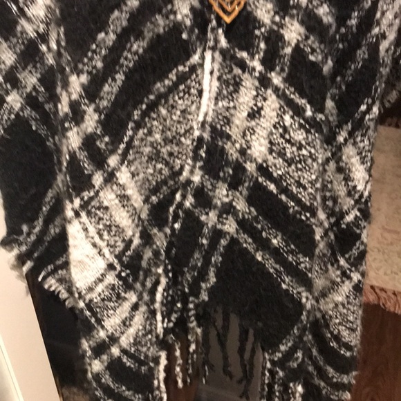 Shawl Wrap Black White Lightweights OS NEW FINAL SALE - Picture 3 of 8